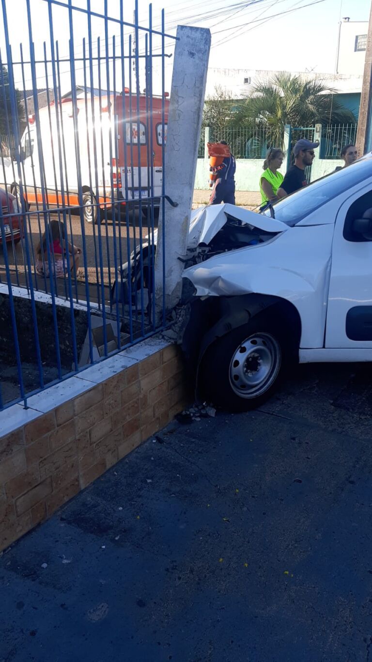 Carro bate em grade após bater em outro veículo em Canoas; Há feridos