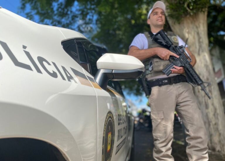 Homem tenta matar colega de trabalho a facadas