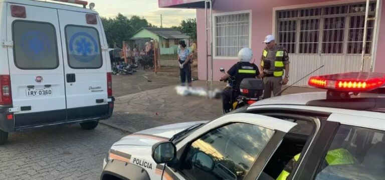 Motociclista bate contra grade de casa e morre