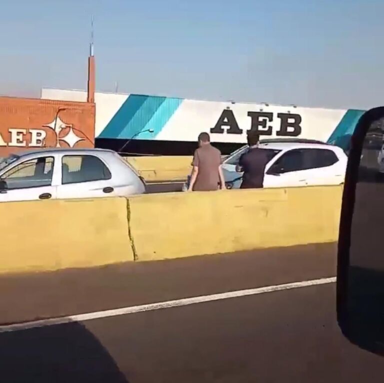 Acidente em viaduto causa lentidão em Canoas