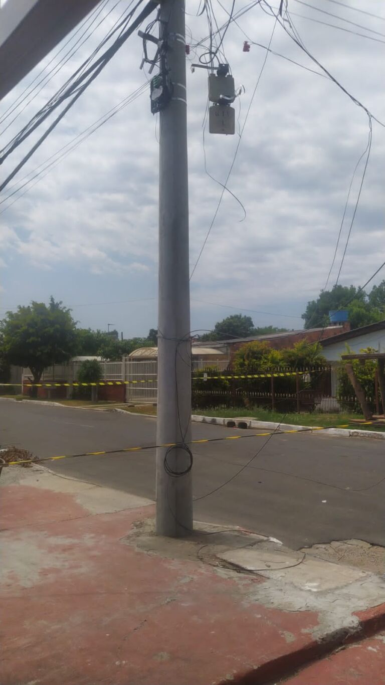 Caminhão passa, arranca fios e deixa moradores sem luz em Canoas