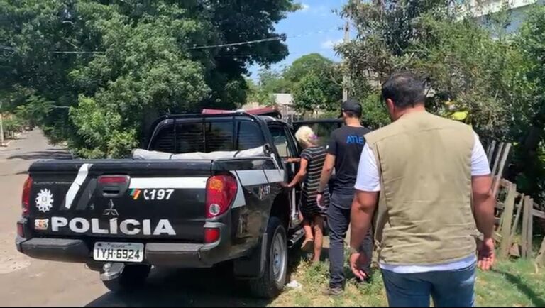 Cadela morre enforcada após ficar sem água em Canoas e idosa é presa em flagrante