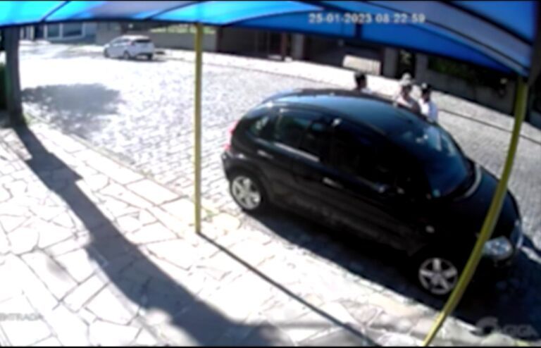 Mulher deixa filho na escola e é surpreendida por criminosos