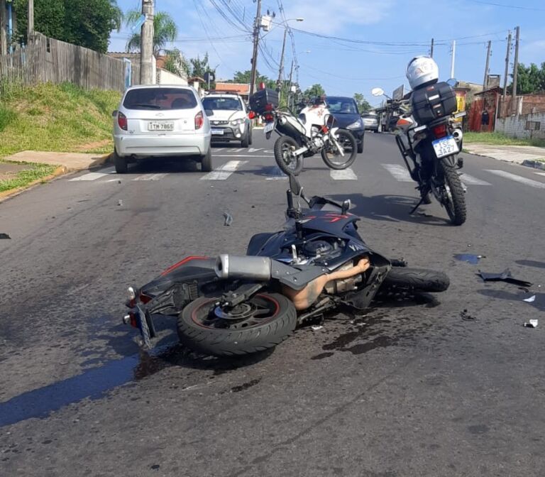 Motociclista fica ferido após acidente com carro em cruzamento de Canoas