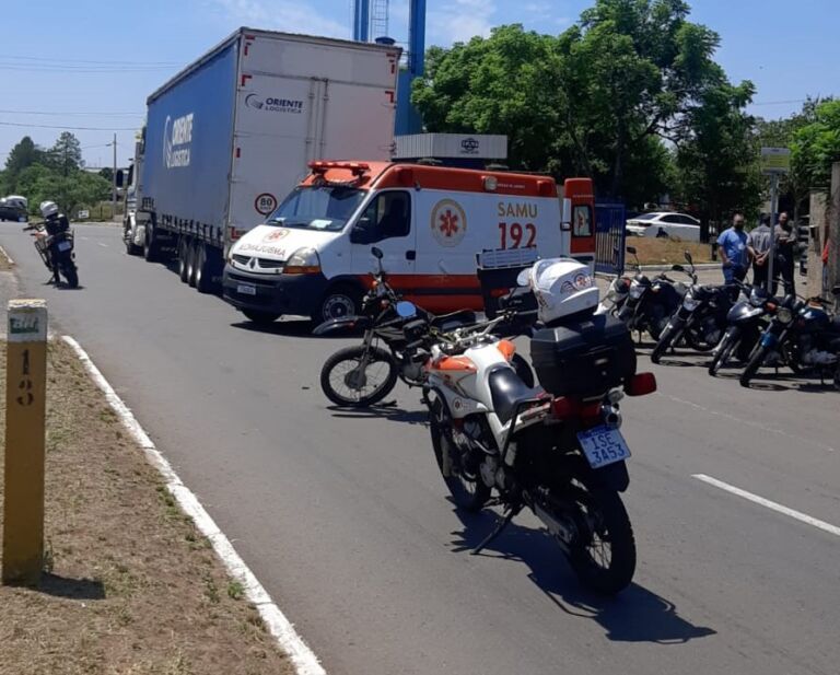 Colisão entre carreta e moto deixa motociclista ferido em Canoas