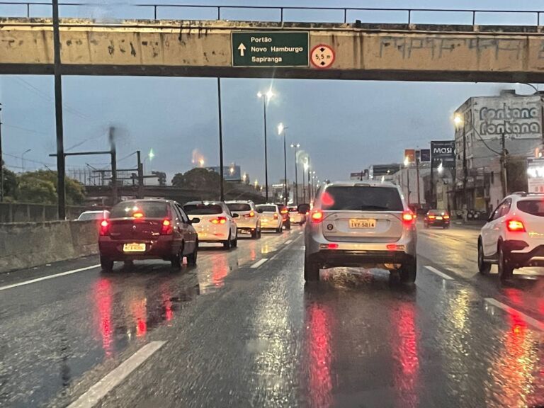 Chuva causa transtornos e lentidão no trânsito em Canoas