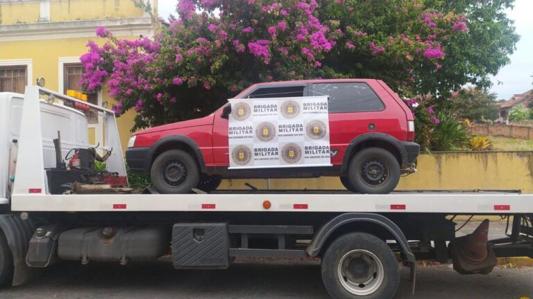 Criminosos usam Uno roubado para assaltar posto de combustíveis e acabam presos