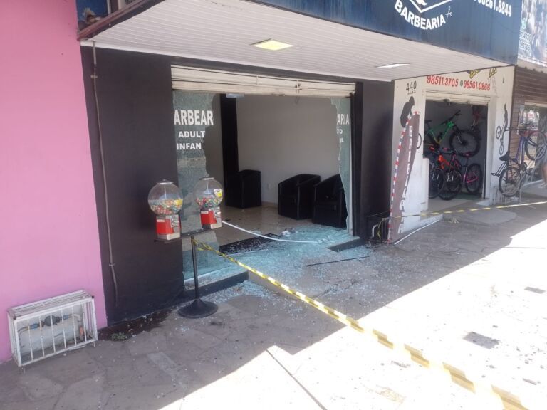 Criminosos colocam fogo em barbearia de Canoas