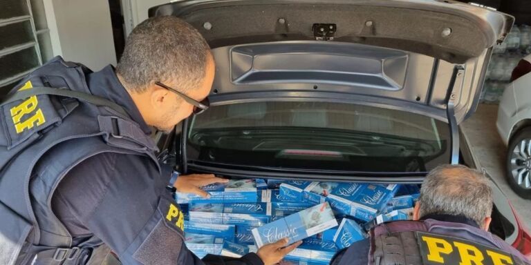 Pai e filho são presos andando com cigarros contrabandeados