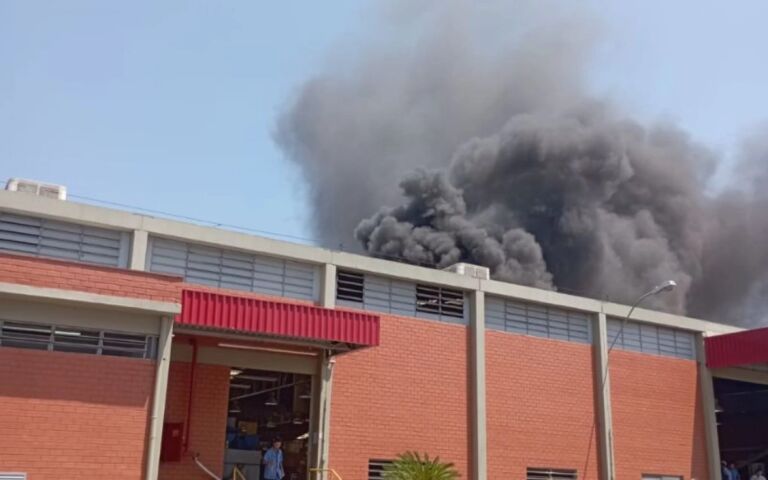 Fábrica de calçados pega fogo