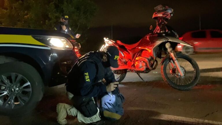 Adolescente é pego pela polícia dirigindo moto roubada
