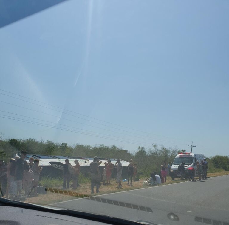 Motorista perde controle e ônibus capota