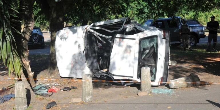 Quatro pessoas ficam feridas após carro capotar