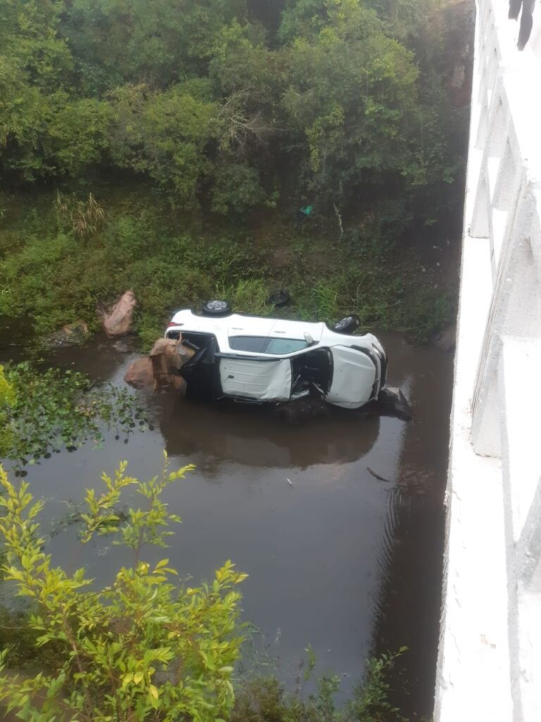 Carro cai de ponte e deixa cinco pessoas gravemente feridas