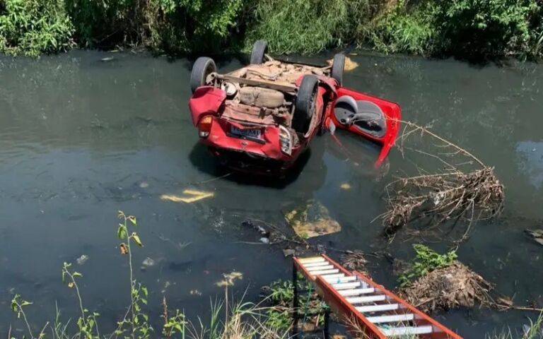 Motorista se confunde, engata a ré e carro cai em rio