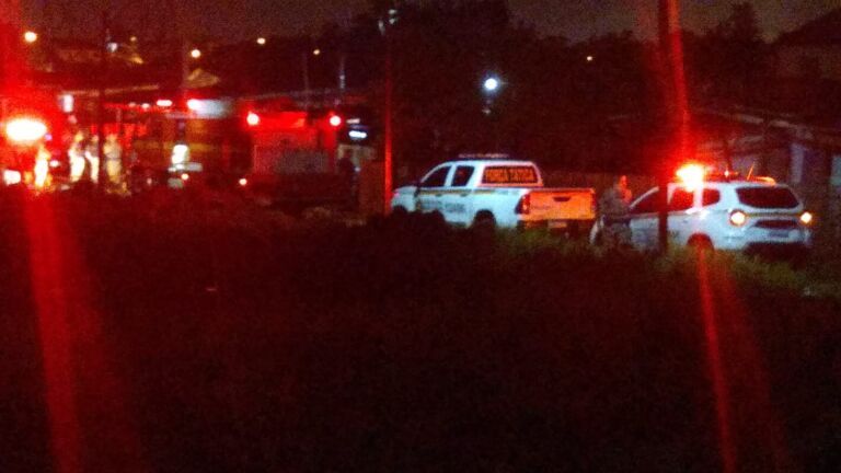 Casa é totalmente queimada por fogo em Canoas