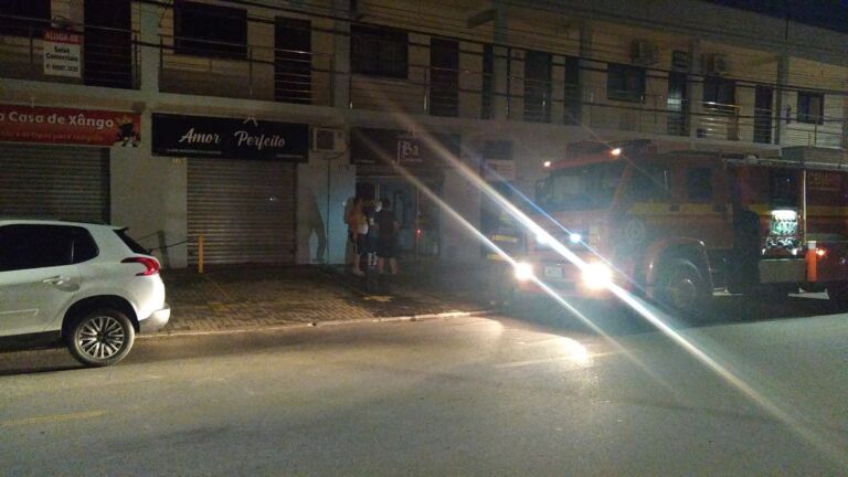Incêndio em barbearia mobiliza bombeiros