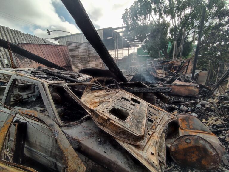 Borracharia é destruída por incêndio em Canoas