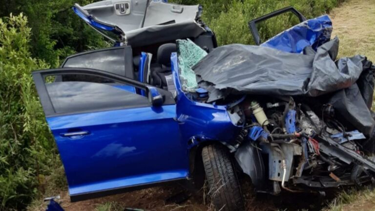 Mulher perde o controle do carro e bate de frente com caminhão