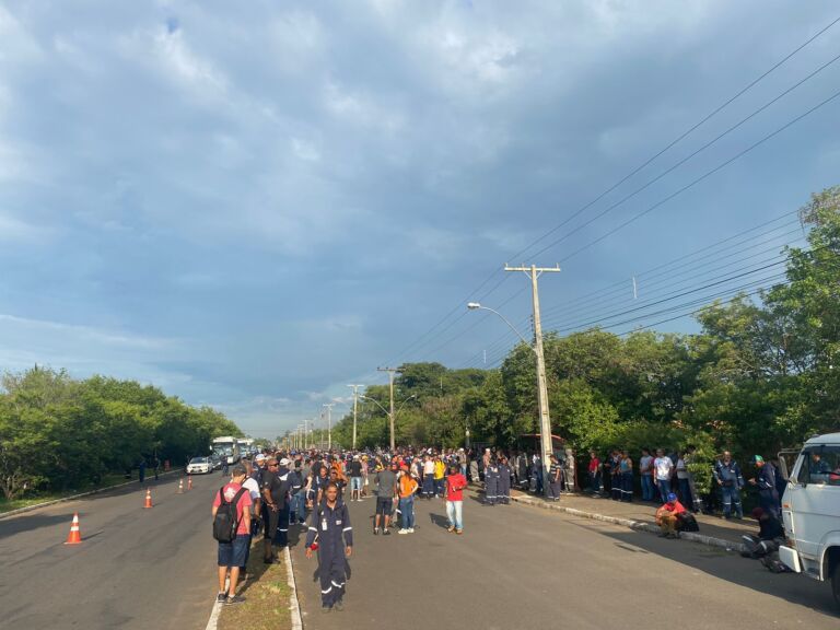 Funcionários da REFAP em Canoas protestam pedindo reajuste no salário, no vale-refeição e participação nos lucros