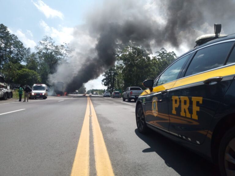 Caminhão pega fogo na BR-386