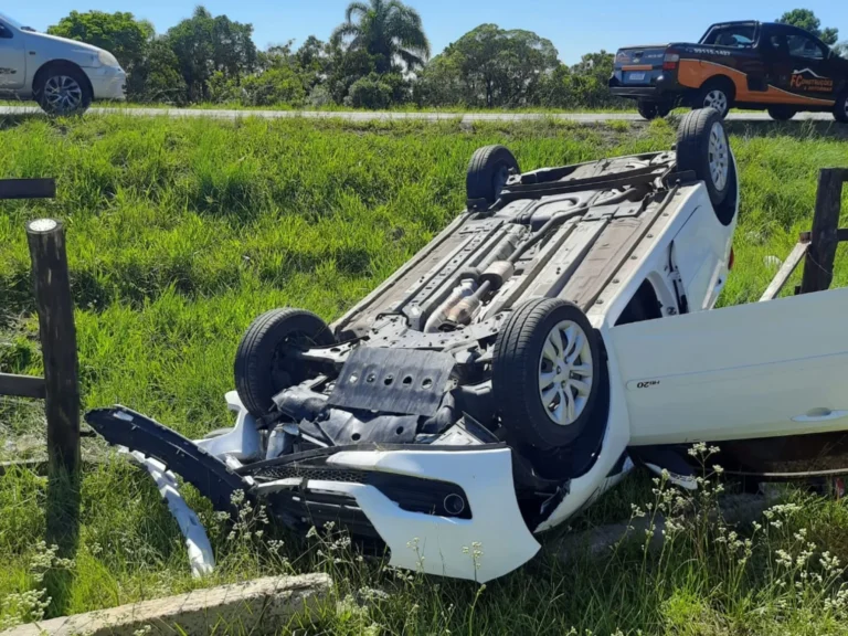 Mulher fica ferida após perder controle da direção e carro capotar