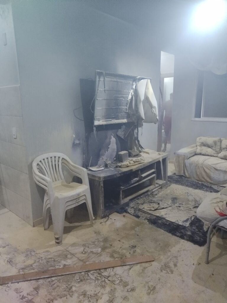 Casal deixa vela acessa e apartamento pega fogo