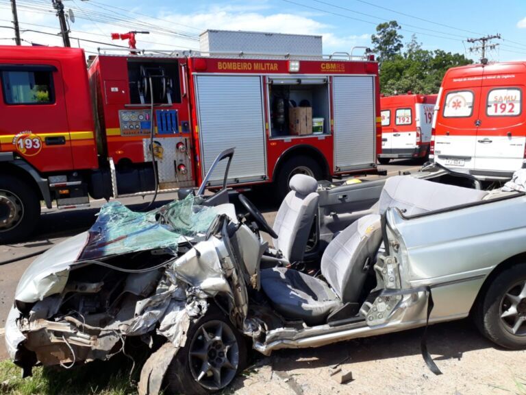 Motorista bate o carro e fica preso às ferragens