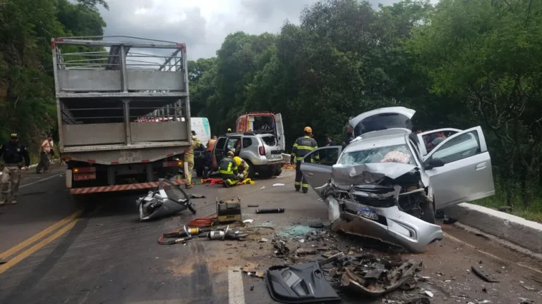 Grávida morre após grave acidente entre dois carros e caminhão na BR-386