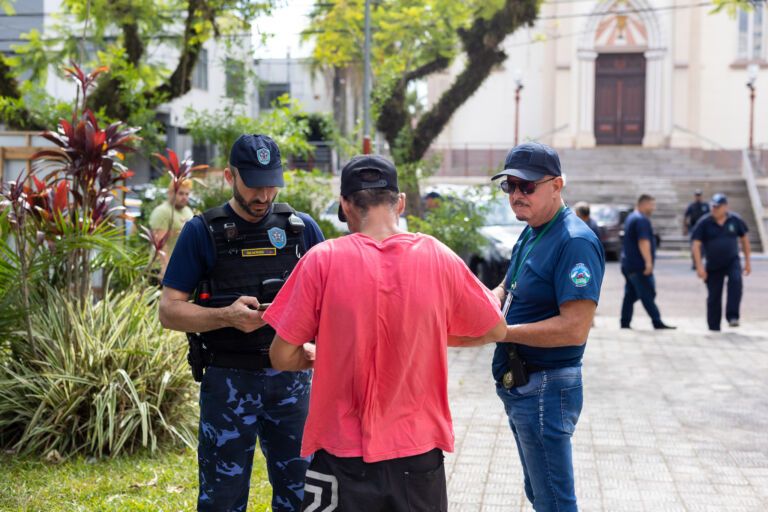 “A gente mal estaciona e eles já vem para cima”, motorista denuncia ação de flanelinhas no Centro de Canoas