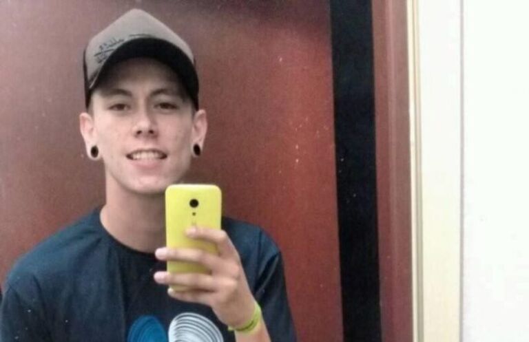 Jovem morre atropelado por caminhão