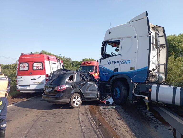 Quatro pessoas morrem após colisão entre carro e carreta carregada de leite