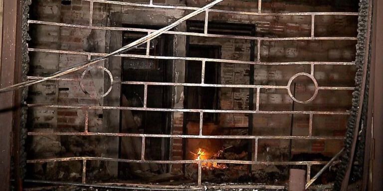 Mãe e filho morrem carbonizados após incêndio destruir residência
