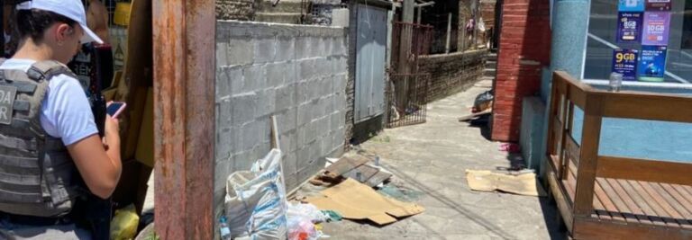 Mulher é morta a facadas dentro de casa