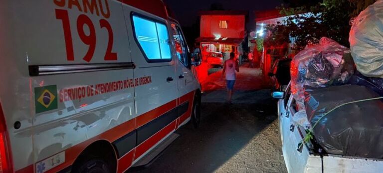 Casal é atingido por vários tiros no meio da rua