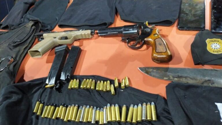 Bandidos fardados de policiais são presos antes de cometer assalto