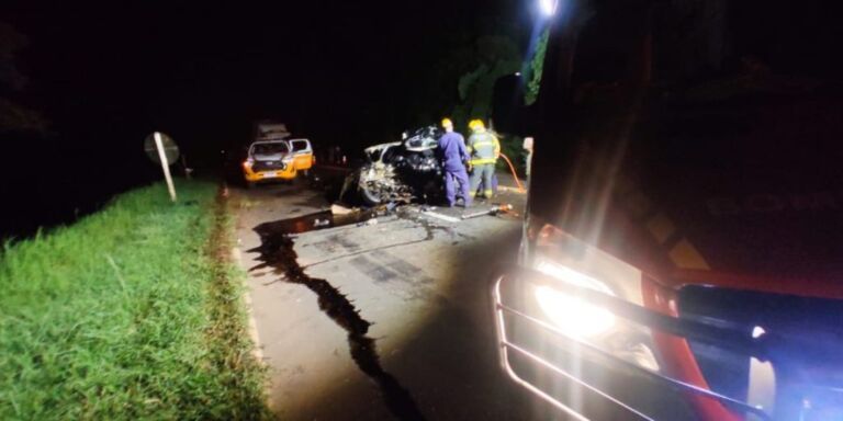 Motorista morre após colisão entre carro e carreta