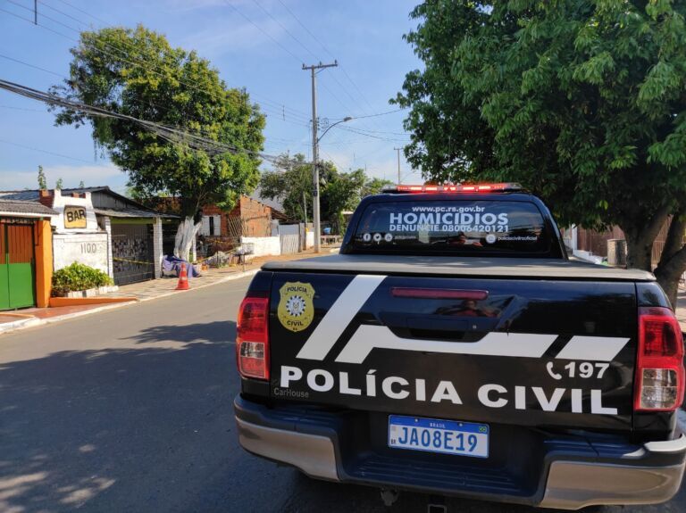 Homem é encontrado morto na frente de bar em Canoas