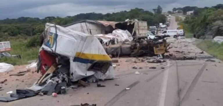 Caminhoneiro gaúcho morre após acidente entre duas carretas