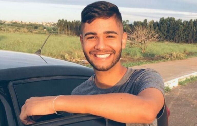 Adolescente mata homem a facadas