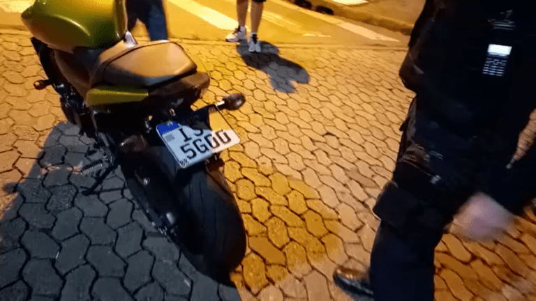 Moto com dispositivo antirradar é pega em barreira em Canoas