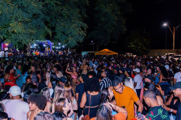 Mais de 3 mil pessoas se reúnem em aquece de Carnaval em Canoas