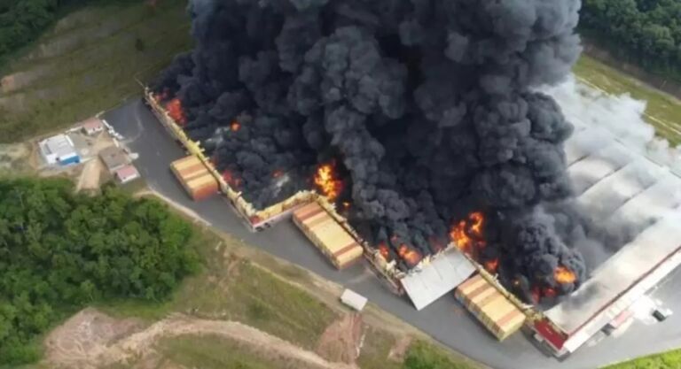Fábrica de aparelhos domésticos pega fogo