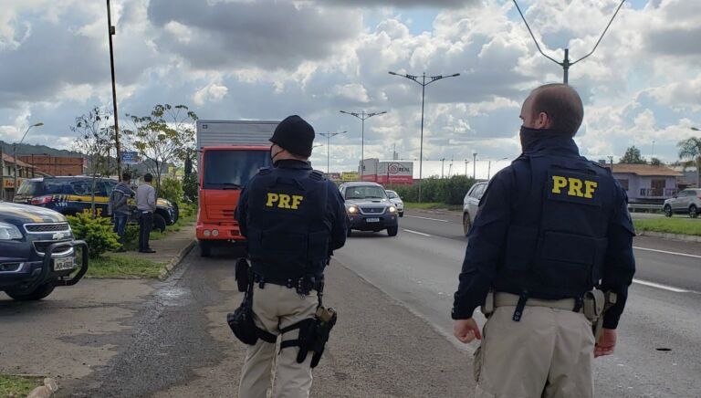 Caminhoneiros são multados após brigarem em rodovia