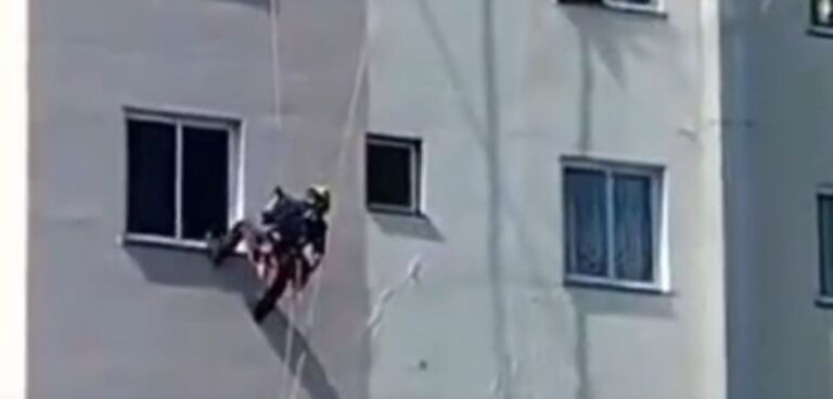 Trabalhadores ficam pendurados em andaime