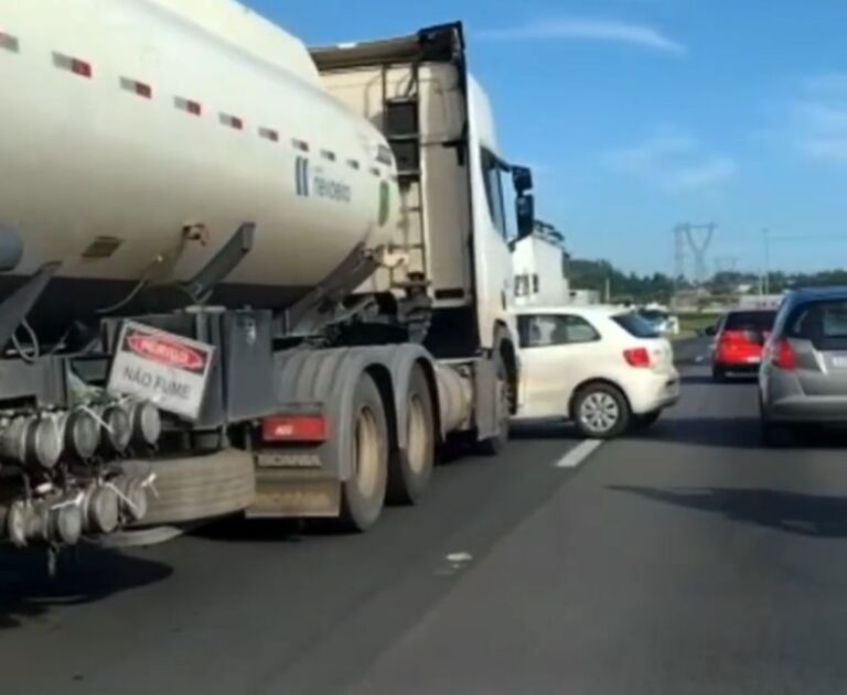 Caminhão e carro se envolvem em acidente na BR-386, em Nova Santa Rita