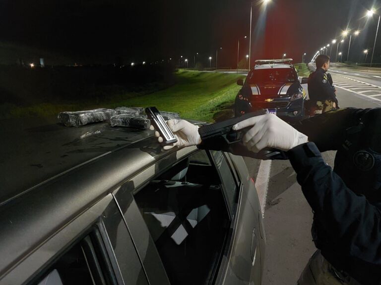 Motorista é preso andando com cinco armas em carro roubado em Canoas