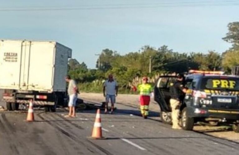 Homem morre após acidente entre três caminhões