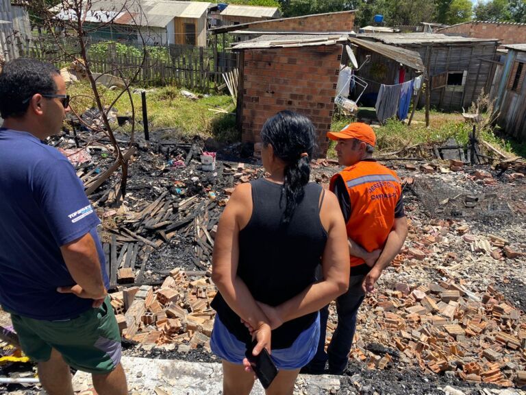 Duas famílias perdem tudo após incêndio destruir casas em Canoas