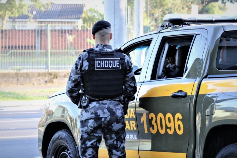 Casal é morto a tiros em Porto Alegre por bandidos que estavam de moto